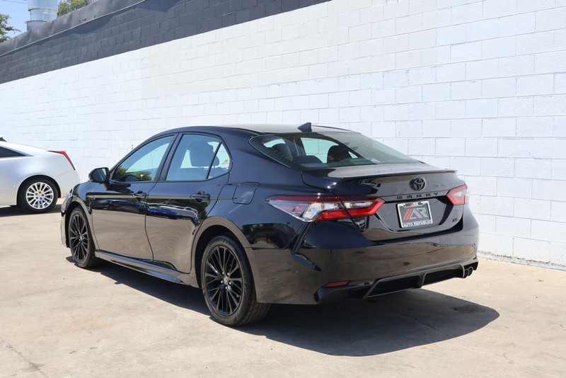 Toyota Camry Vehicle Full-screen Gallery Image 09