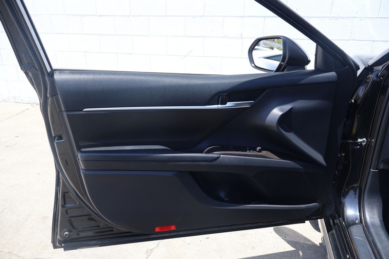 Toyota Camry Vehicle Full-screen Gallery Image 14