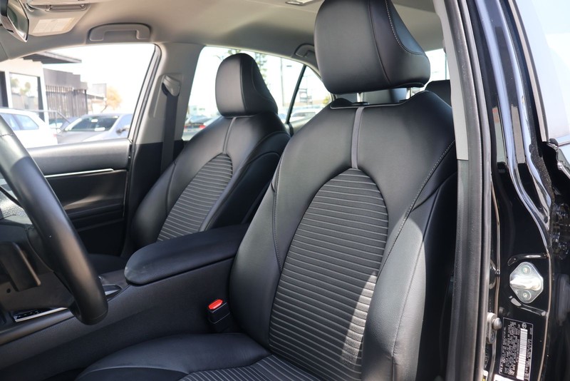 Toyota Camry Vehicle Full-screen Gallery Image 16