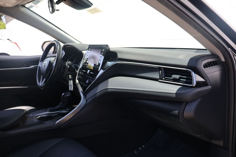 Toyota Camry Vehicle Full-screen Gallery Image 18