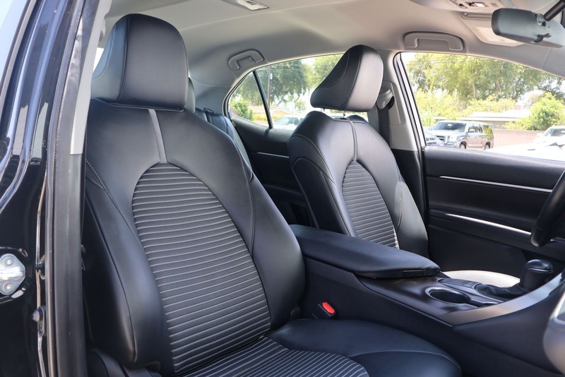 Toyota Camry Vehicle Full-screen Gallery Image 19