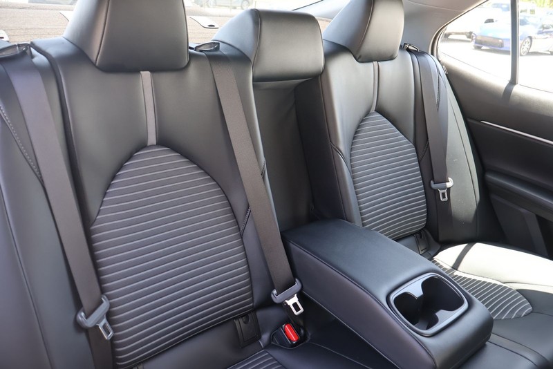 Toyota Camry Vehicle Full-screen Gallery Image 20