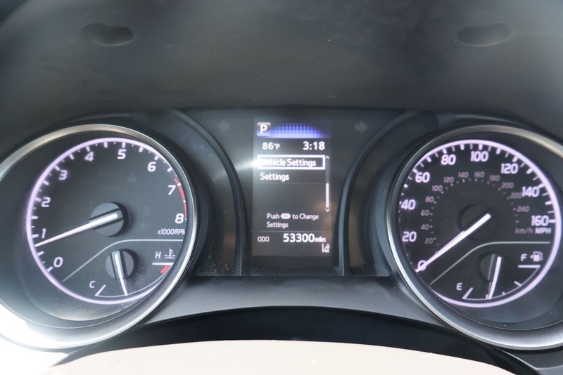 Toyota Camry Vehicle Full-screen Gallery Image 22