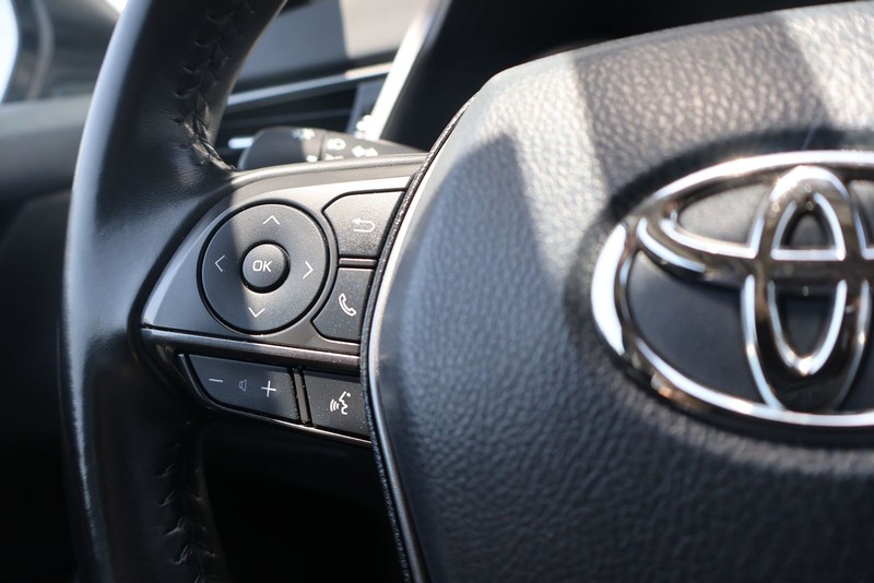 Toyota Camry Vehicle Full-screen Gallery Image 24