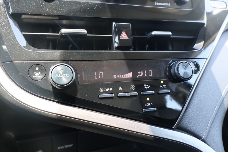 Toyota Camry Vehicle Full-screen Gallery Image 29