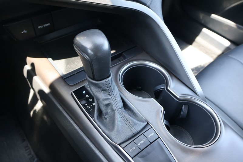 Toyota Camry Vehicle Full-screen Gallery Image 30