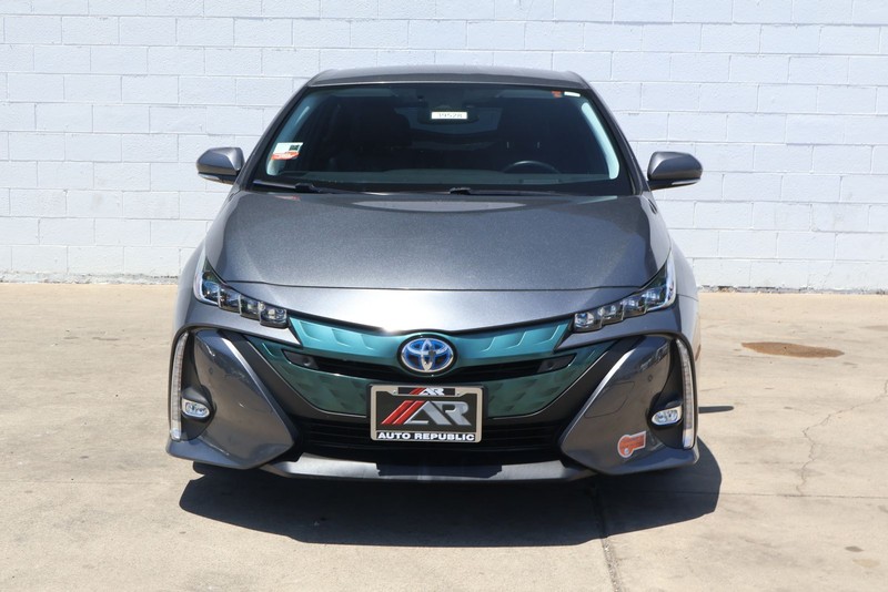 Toyota Prius Prime Vehicle Full-screen Gallery Image 02