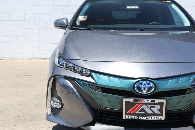 Toyota Prius Prime Vehicle Full-screen Gallery Image 03