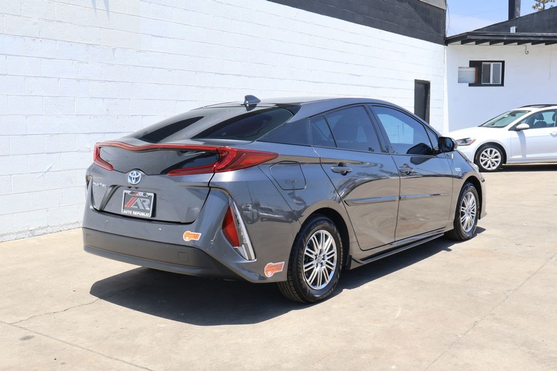Toyota Prius Prime Vehicle Full-screen Gallery Image 05