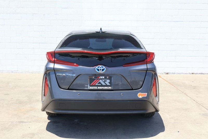 Toyota Prius Prime Vehicle Full-screen Gallery Image 06