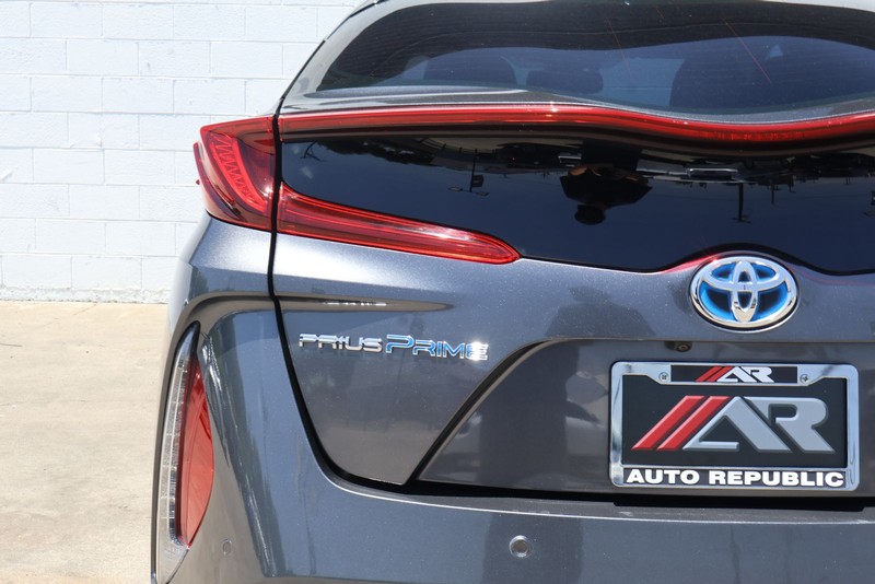 Toyota Prius Prime Vehicle Full-screen Gallery Image 07