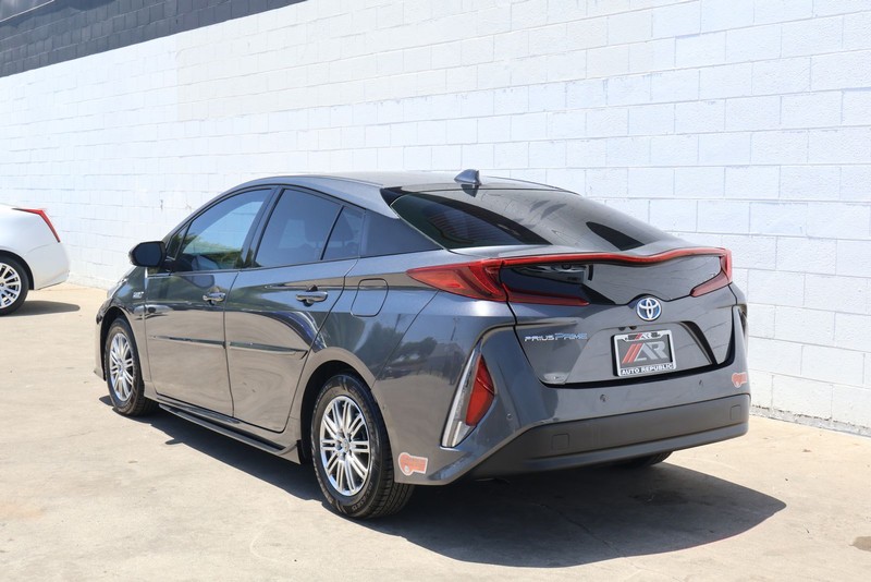 Toyota Prius Prime Vehicle Full-screen Gallery Image 09