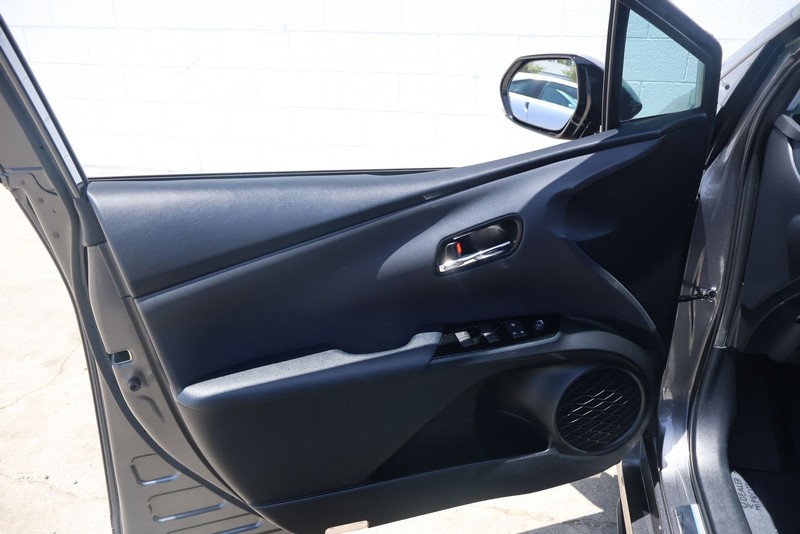 Toyota Prius Prime Vehicle Full-screen Gallery Image 14