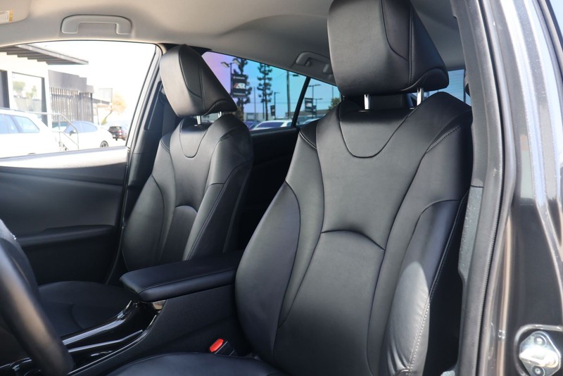 Toyota Prius Prime Vehicle Full-screen Gallery Image 16