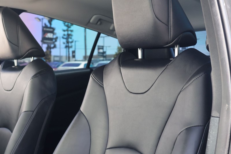 Toyota Prius Prime Vehicle Full-screen Gallery Image 17