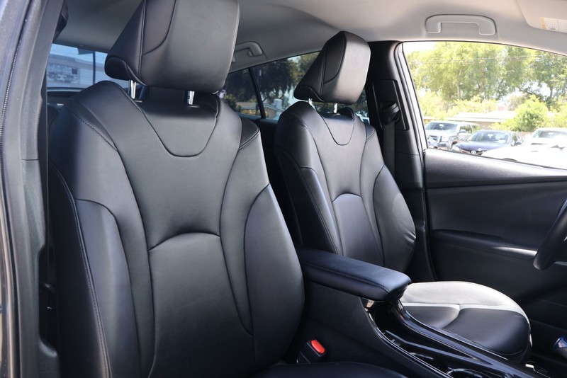 Toyota Prius Prime Vehicle Full-screen Gallery Image 19