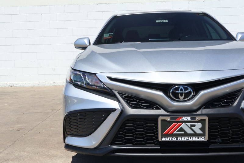 Toyota Camry Vehicle Full-screen Gallery Image 03