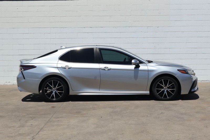Toyota Camry Vehicle Full-screen Gallery Image 04