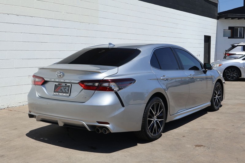 Toyota Camry Vehicle Full-screen Gallery Image 05
