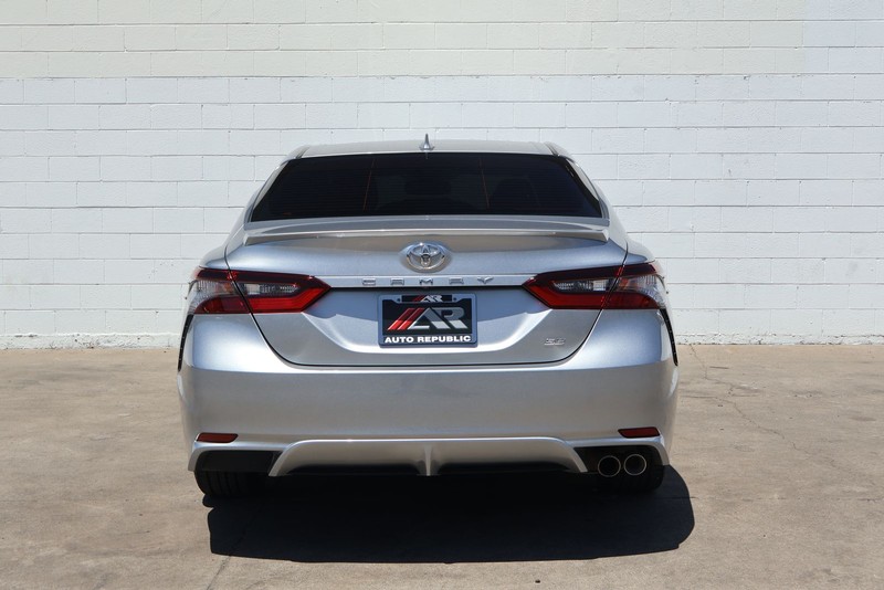 Toyota Camry Vehicle Full-screen Gallery Image 06