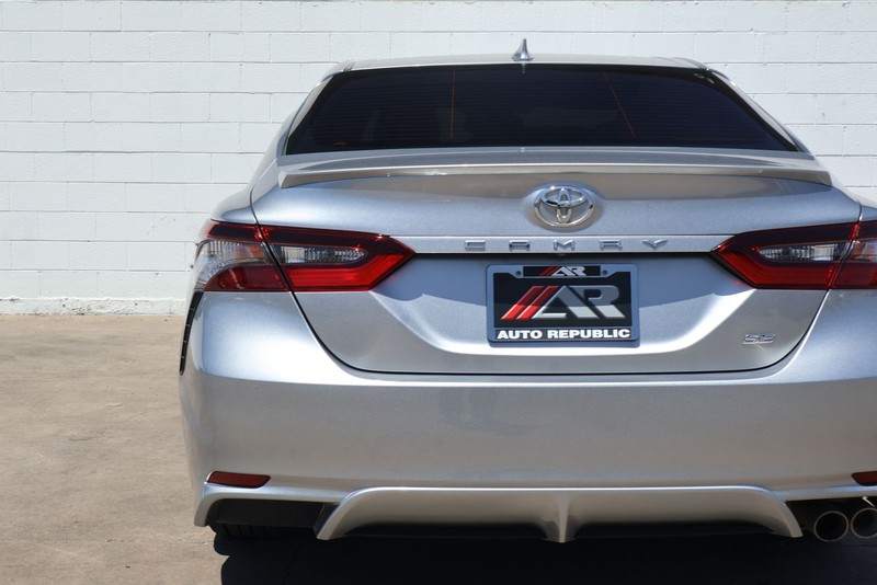 Toyota Camry Vehicle Full-screen Gallery Image 07