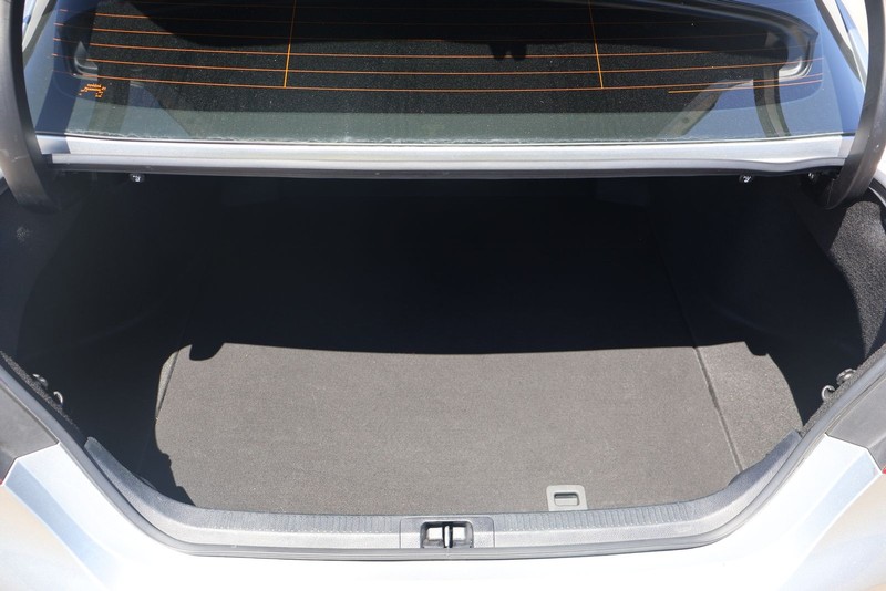 Toyota Camry Vehicle Full-screen Gallery Image 08