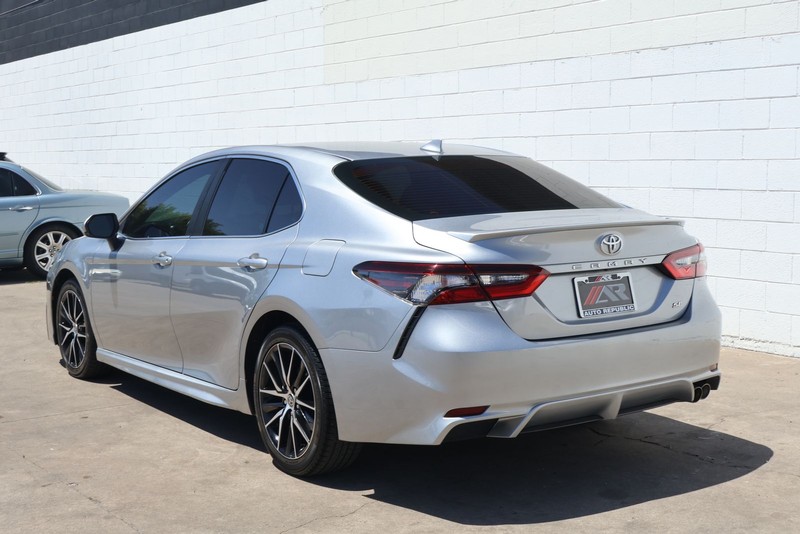 Toyota Camry Vehicle Full-screen Gallery Image 09