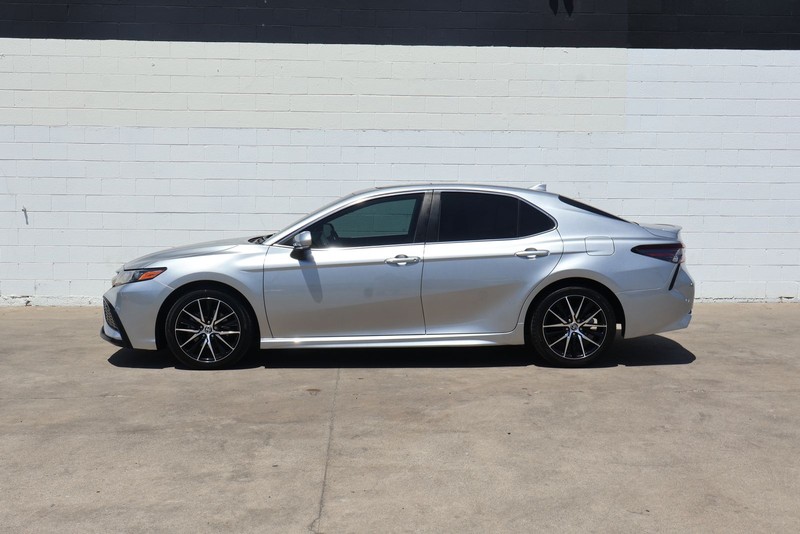 Toyota Camry Vehicle Full-screen Gallery Image 10