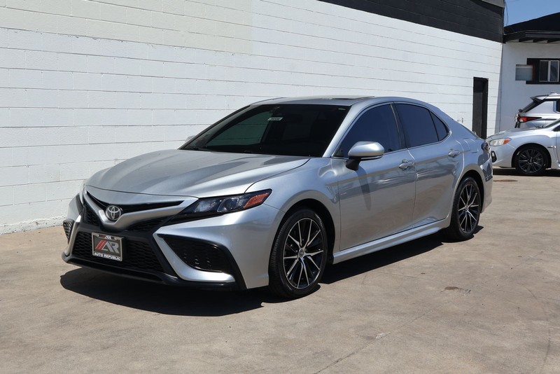 Toyota Camry Vehicle Full-screen Gallery Image 11