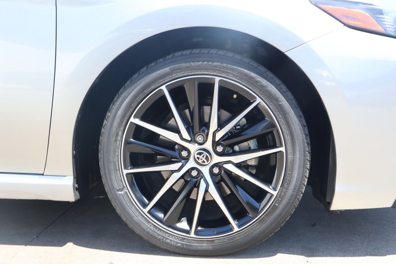 Toyota Camry Vehicle Full-screen Gallery Image 13