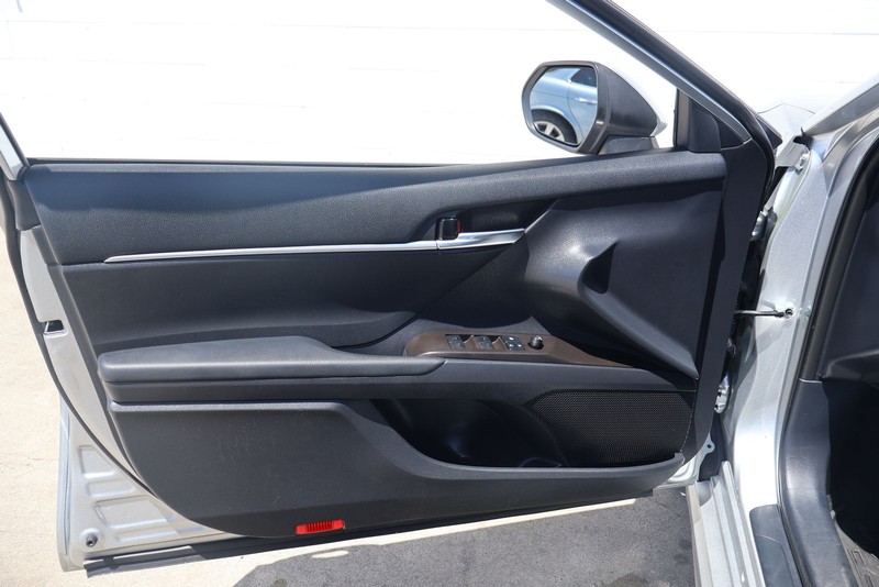 Toyota Camry Vehicle Full-screen Gallery Image 14