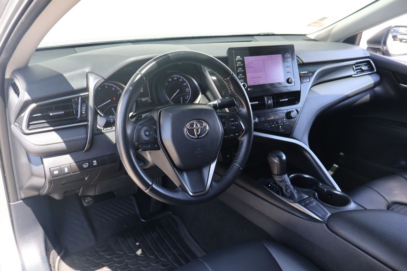 Toyota Camry Vehicle Full-screen Gallery Image 15