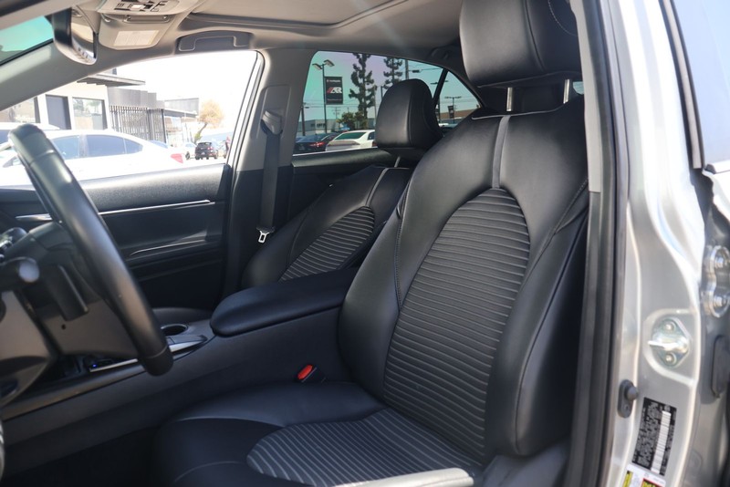 Toyota Camry Vehicle Full-screen Gallery Image 16