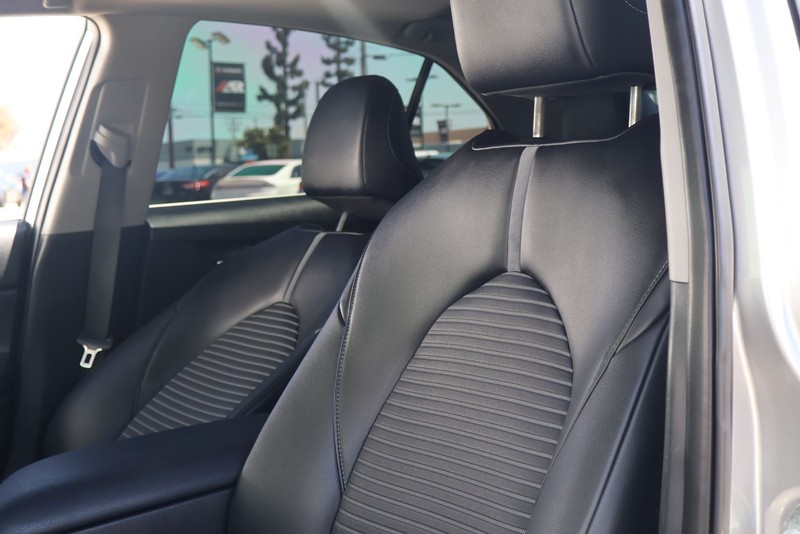 Toyota Camry Vehicle Full-screen Gallery Image 17