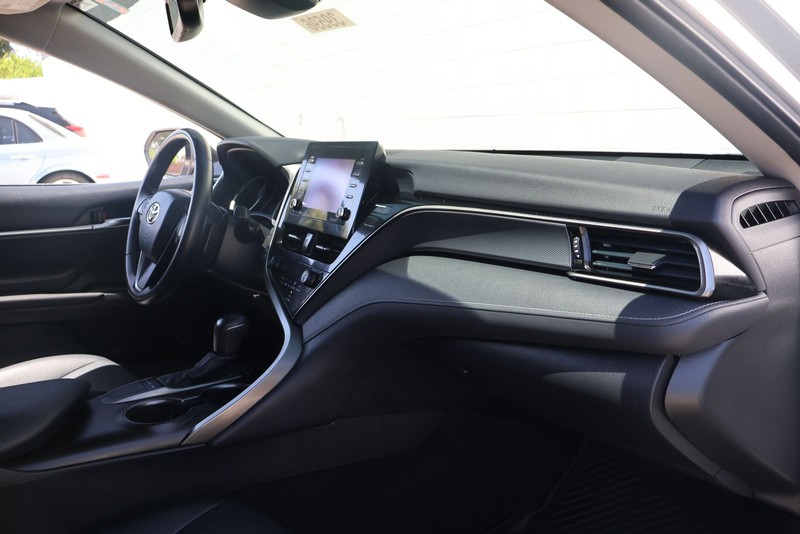Toyota Camry Vehicle Full-screen Gallery Image 18