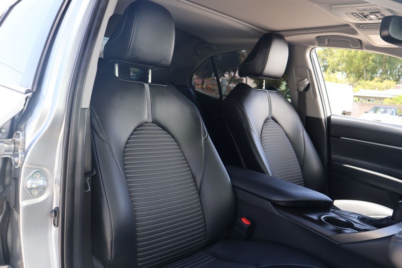 Toyota Camry Vehicle Full-screen Gallery Image 19