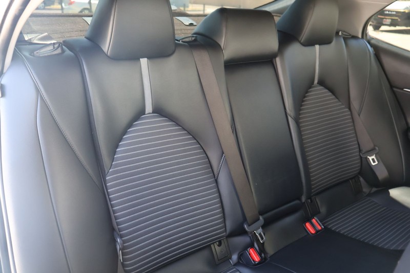 Toyota Camry Vehicle Full-screen Gallery Image 20