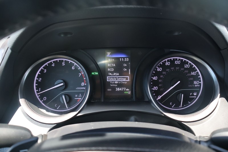 Toyota Camry Vehicle Full-screen Gallery Image 22