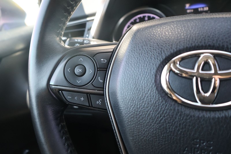 Toyota Camry Vehicle Full-screen Gallery Image 24