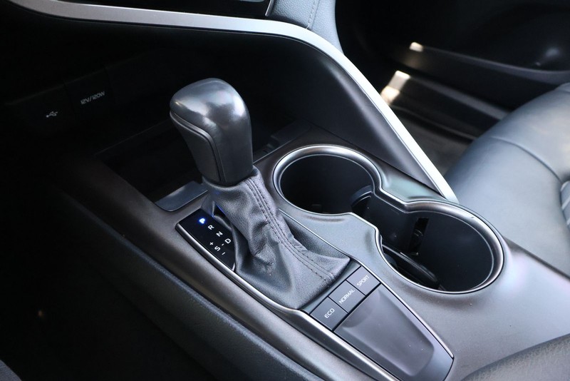 Toyota Camry Vehicle Full-screen Gallery Image 29