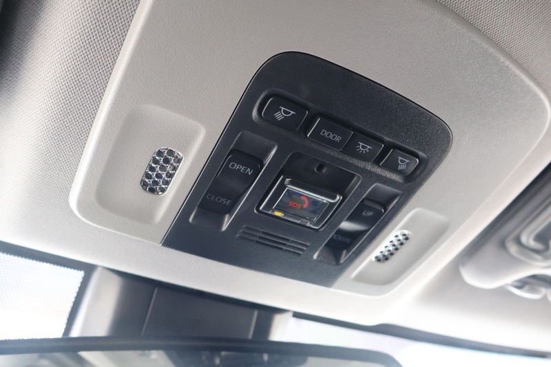 Toyota Camry Vehicle Full-screen Gallery Image 30