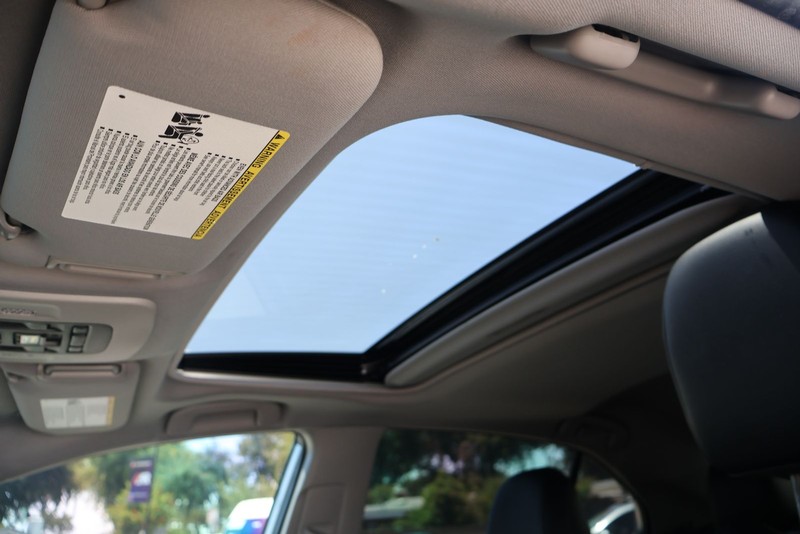 Toyota Camry Vehicle Full-screen Gallery Image 31