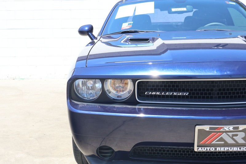 Dodge Challenger Vehicle Full-screen Gallery Image 03