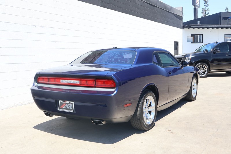 Dodge Challenger Vehicle Full-screen Gallery Image 05