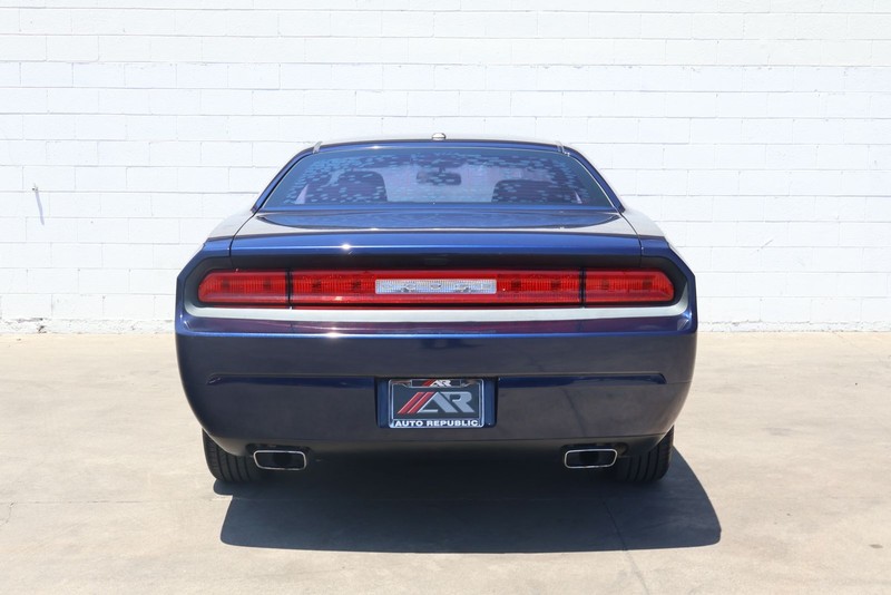 Dodge Challenger Vehicle Full-screen Gallery Image 06