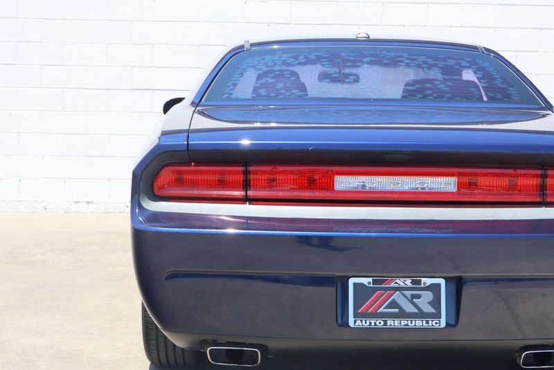 Dodge Challenger Vehicle Full-screen Gallery Image 07