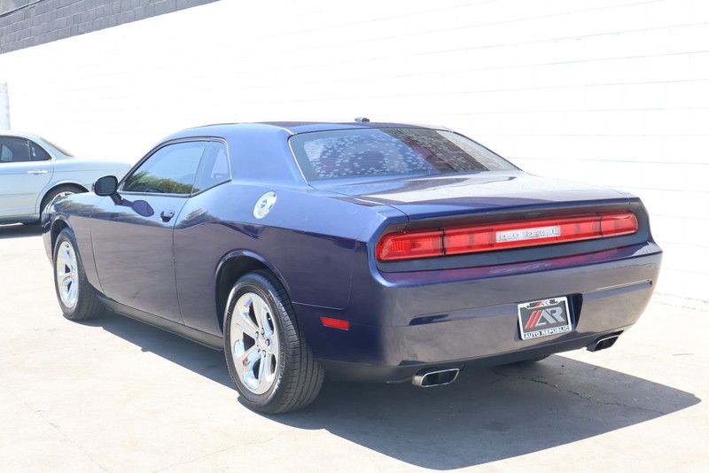 Dodge Challenger Vehicle Full-screen Gallery Image 09