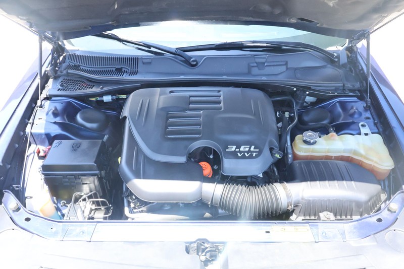 Dodge Challenger Vehicle Full-screen Gallery Image 12