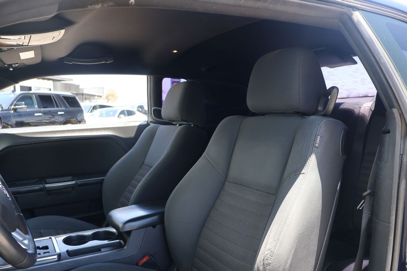 Dodge Challenger Vehicle Full-screen Gallery Image 16