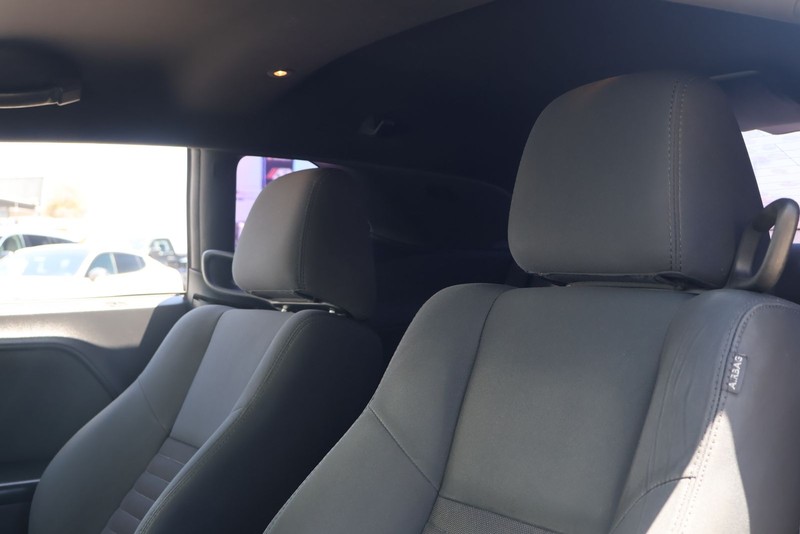 Dodge Challenger Vehicle Full-screen Gallery Image 17